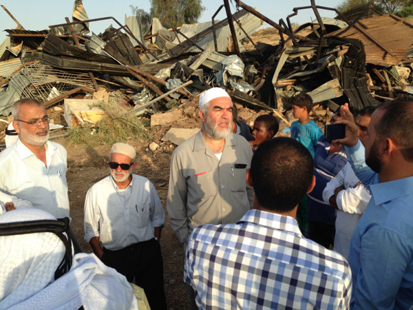 وفد من الحركة الإسلامية في زيارة تضامنية لعائلة ابو القيعان في النقب 